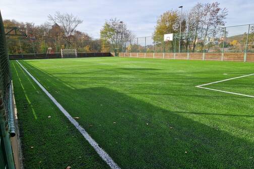 hriste-farsky-kopec-trava-10-2025